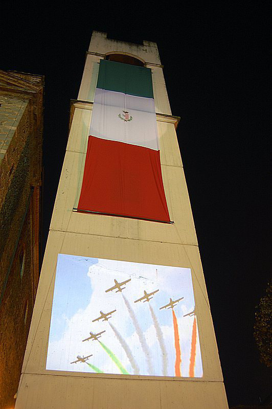 Notte tricolore a #ChiesinaUzzanese.